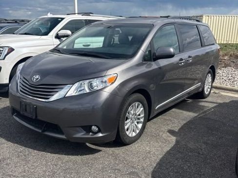 Used 2017 Toyota Sienna XLE Premium FWD image 1