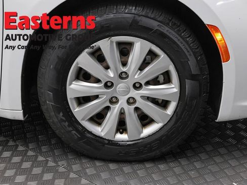 Used 2023 Chrysler Pacifica Limited FWD image 32