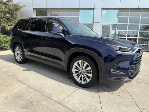 Used 2024 Toyota Grand Highlander AWD image 2
