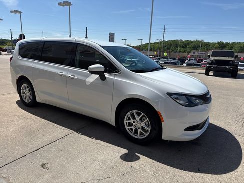Used 2023 Chrysler Voyager LX FWD image 7