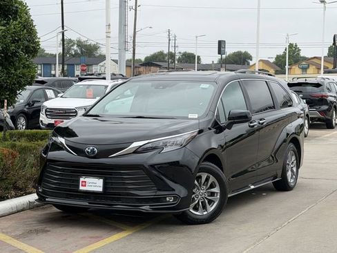 Certified 2025 Toyota Sienna XLE FWD image 2
