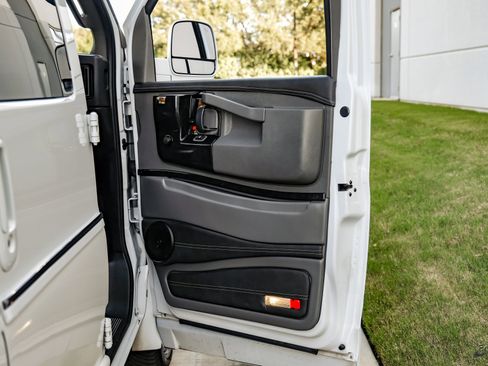 Used 2023 Chevrolet Express 2500 image 95