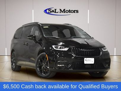 New 2026 Chrysler Pacifica Select w/ S Appearance Package