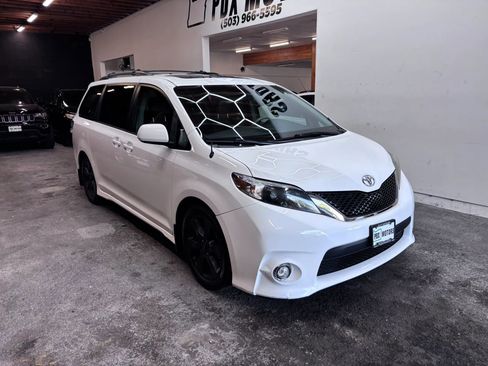 Used 2011 Toyota Sienna SE w/ Preferred Pkg FWD image 2