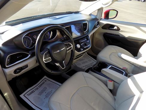 Used 2017 Chrysler Pacifica Touring-L Plus w/ Tire & Wheel Group image 33