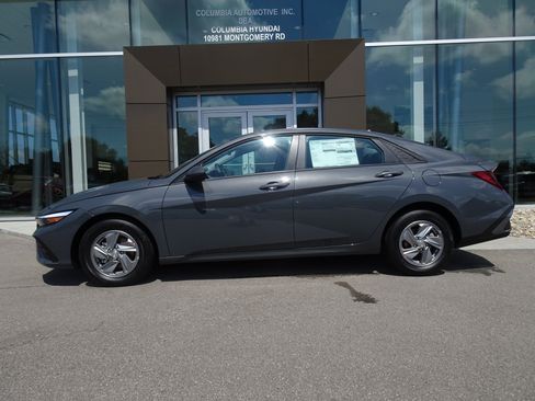 New 2026 Hyundai Elantra SE FWD image 2