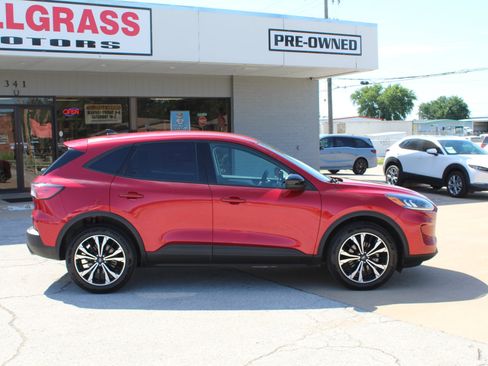 Used 2022 Ford Escape SE w/ SE Sport Appearance Package AWD/4WD image 3