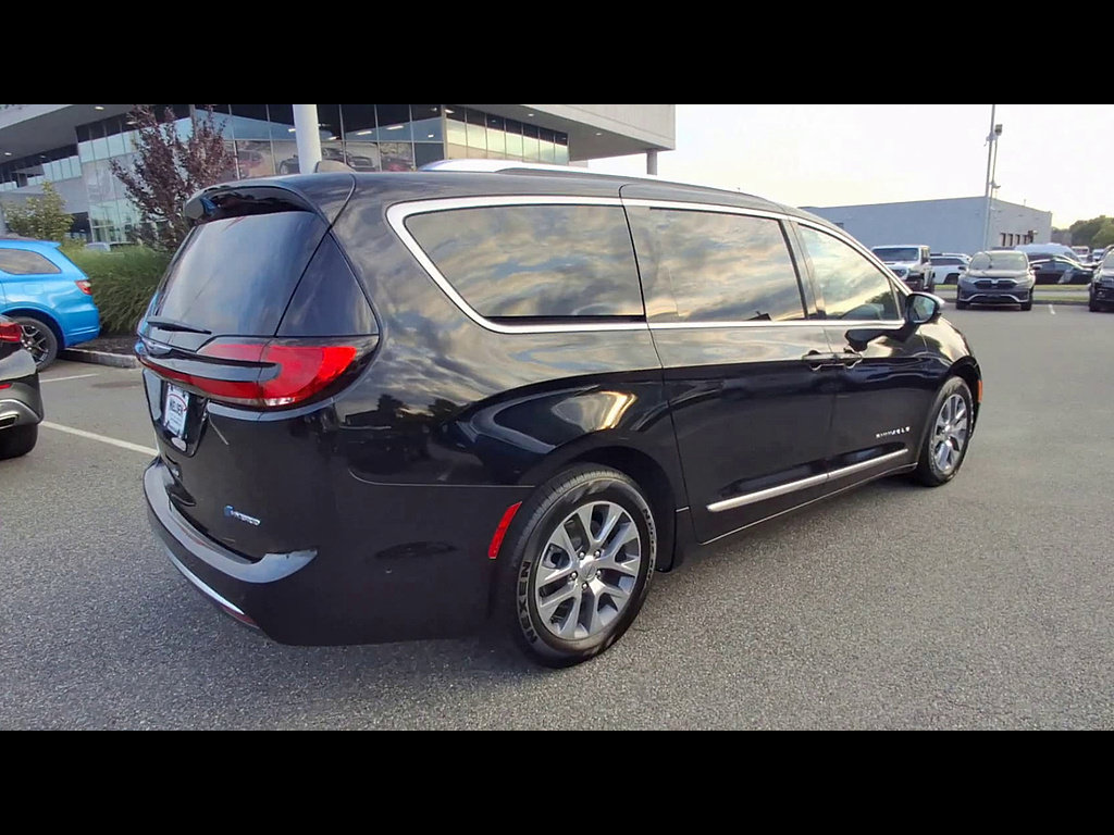 Used 2025 Chrysler Pacifica Pinnacle FWD image 8