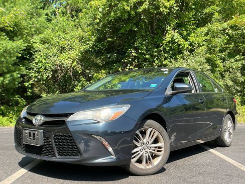 Used 2017 Toyota Camry SE FWD image 1