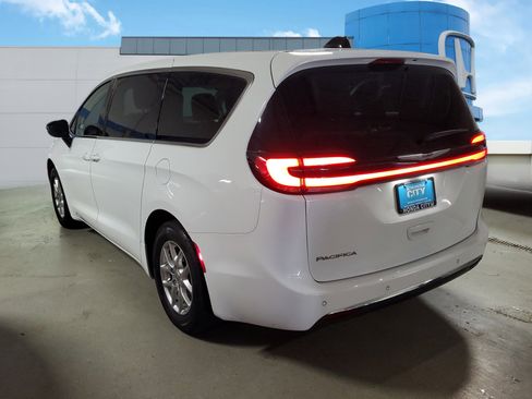 Used 2024 Chrysler Pacifica Touring-L FWD image 4