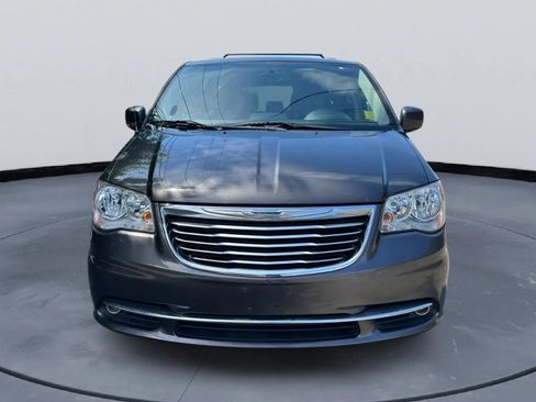 Used 2015 Chrysler Town & Country Touring image 2