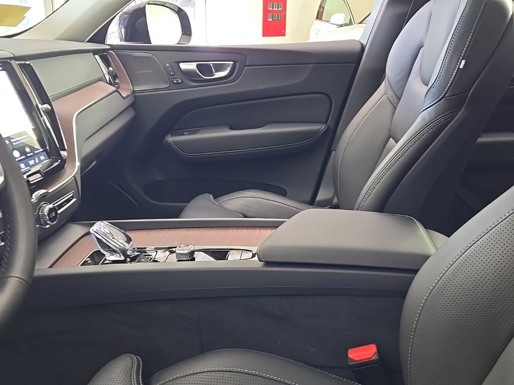 Certified 2024 Volvo XC60 T8 Ultimate w/ Climate Package AWD/4WD image 14