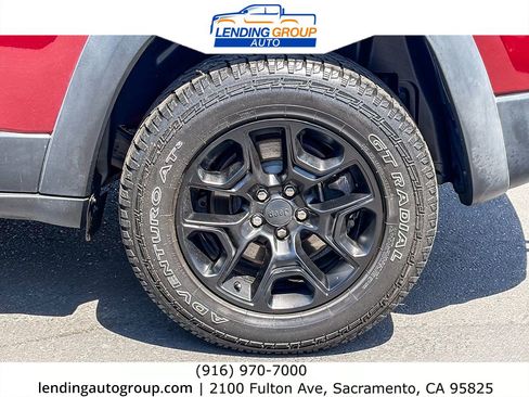 Used 2019 Jeep Cherokee Trailhawk AWD/4WD image 10