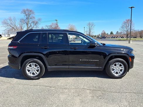 Used 2023 Jeep Grand Cherokee Laredo AWD/4WD image 13