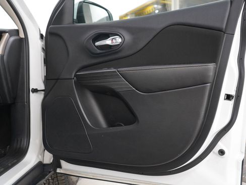 Used 2016 Jeep Cherokee Latitude w/ Safety/Convenience Group image 9