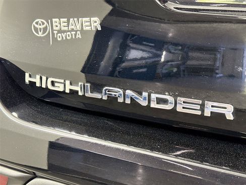 Used 2023 Toyota Highlander L FWD image 11