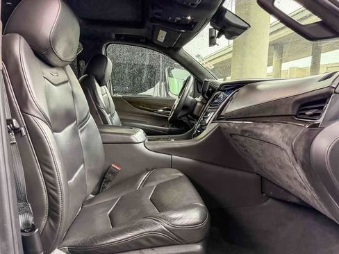 Used 2020 Cadillac Escalade ESV Platinum RWD image 17