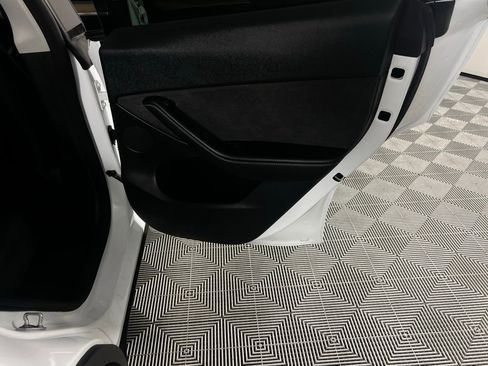 Used 2023 Tesla Model Y Long Range image 40