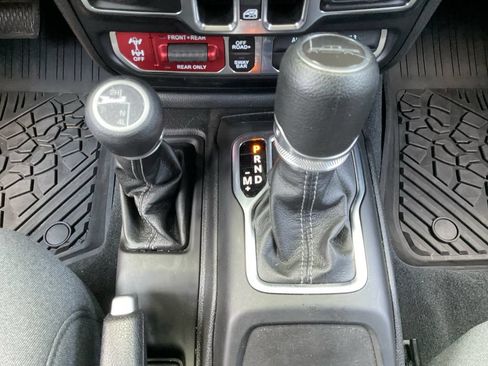 Used 2024 Jeep Gladiator Rubicon w/ Technology Group AWD/4WD image 35