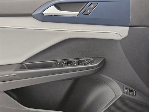 Used 2024 Volkswagen Taos SE image 22