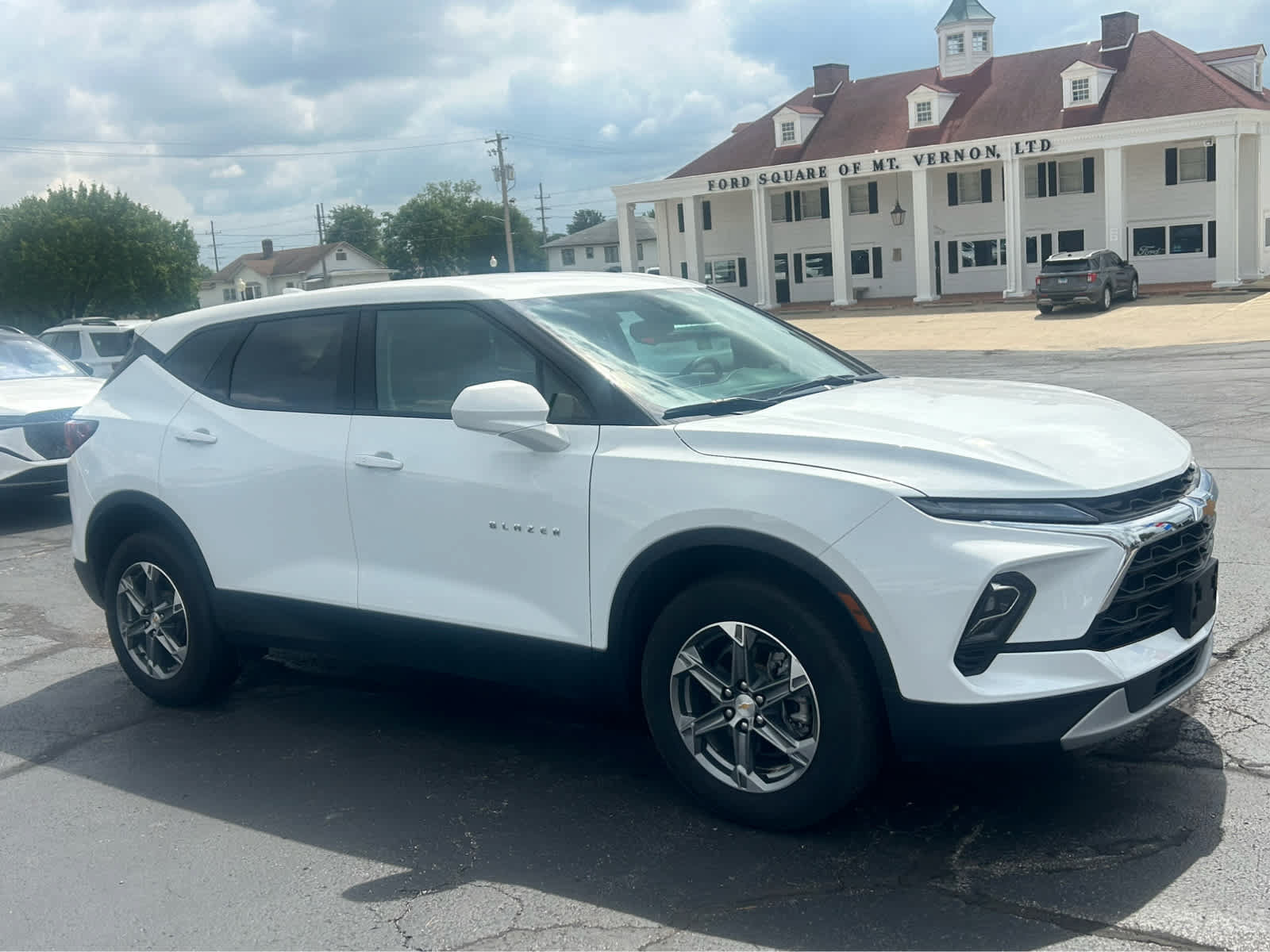 Used 2025 Chevrolet Blazer LT FWD image 3