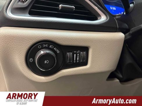 Used 2023 Chrysler Pacifica Touring-L image 10