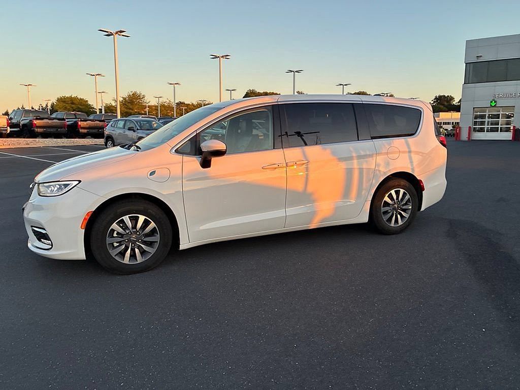 Used 2023 Chrysler Pacifica Touring-L FWD image 18