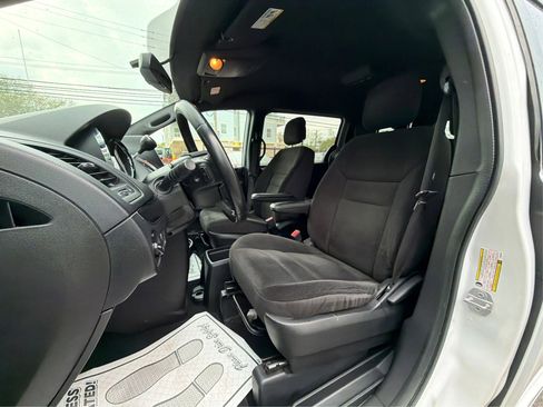 Used 2018 Dodge Grand Caravan SE FWD image 11