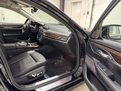 Used 2022 BMW 750i xDrive w/ Luxury Rear Seating Package image 37