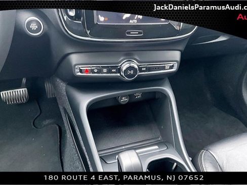Used 2022 Volvo XC40 T5 Momentum image 22