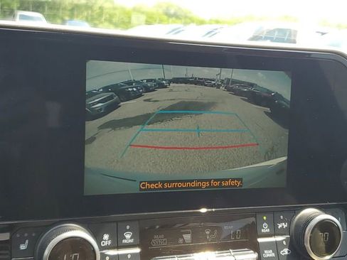 Used 2023 Toyota Highlander XLE AWD/4WD image 18