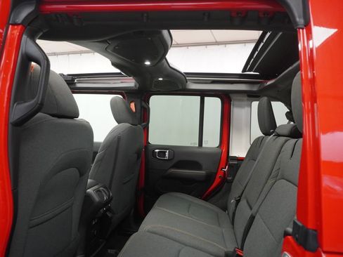 Certified 2025 Jeep Wrangler Unlimited Sahara w/ Safety Group AWD/4WD image 18