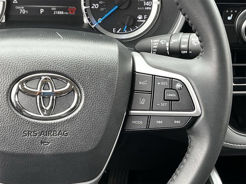 Used 2025 Toyota Highlander XLE image 14