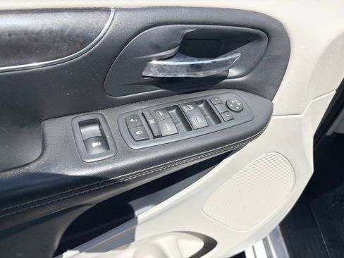 Used 2012 Chrysler Town & Country Touring-L w/ Entertainment Group #2 FWD image 17