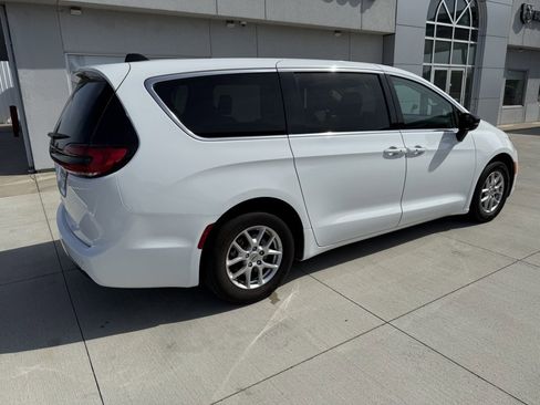 Used 2024 Chrysler Pacifica Touring-L FWD image 8