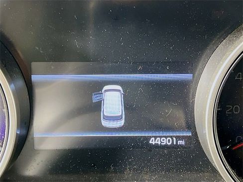 Used 2023 Kia Carnival LX image 9