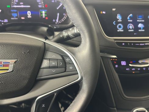 Used 2017 Cadillac XT5 Luxury w/ Driver Awareness Package image 9