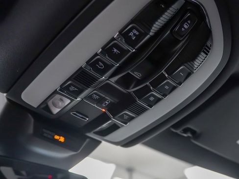 Certified 2025 Porsche Macan image 28