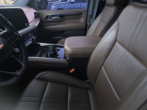 Used 2025 Chevrolet Suburban High Country image 8