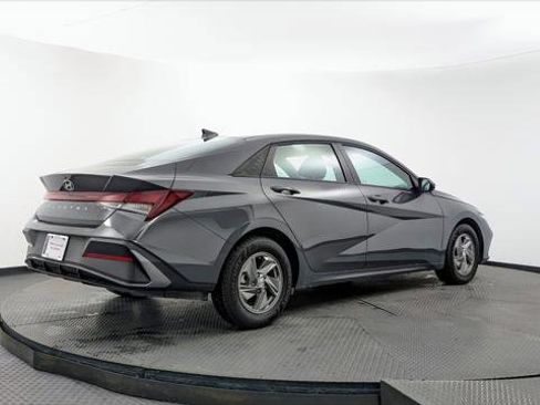 Used 2024 Hyundai Elantra SE FWD image 8