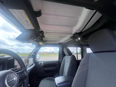 Used 2025 Jeep Wrangler Willys image 19