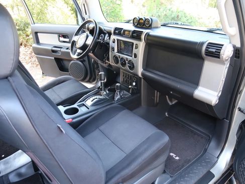 Used 2011 Toyota FJ Cruiser 4WD w/ Upgrade Pkg image 26