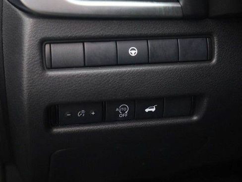 Used 2025 Nissan Rogue SV FWD image 12