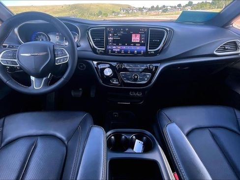 Used 2025 Chrysler Pacifica Select FWD image 7