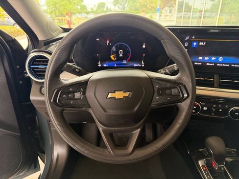 Used 2025 Chevrolet Trax LT FWD image 27