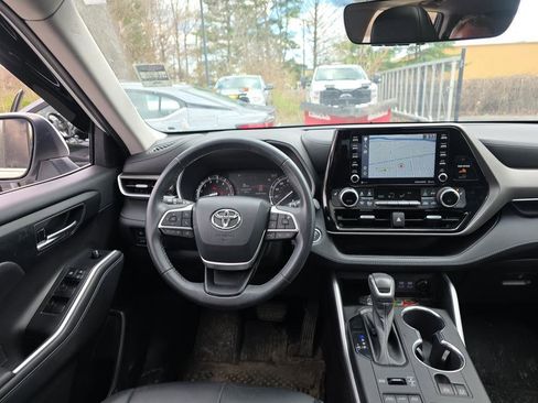 Used 2022 Toyota Highlander XLE AWD/4WD image 5