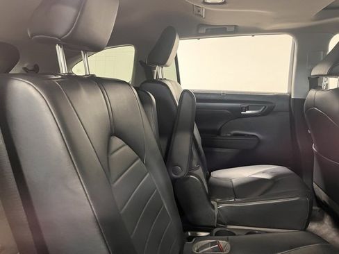 Used 2023 Toyota Highlander L image 15