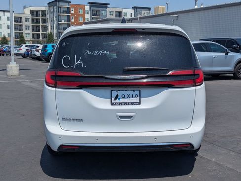 Used 2023 Chrysler Pacifica Touring-L FWD image 6