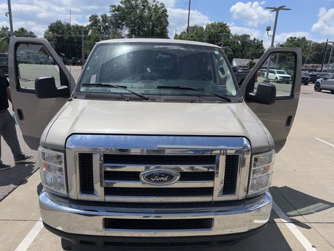 Used 2009 Ford E-350 and Econoline 350 Super Duty Wagon RWD image 4