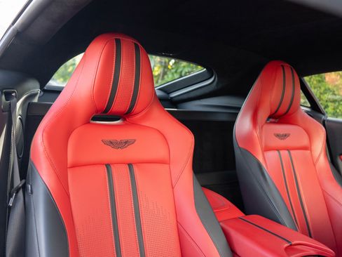 Used 2023 Aston Martin V8 Vantage Coupe image 29